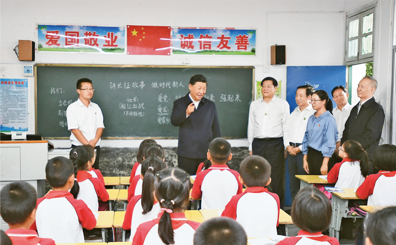 2020年9月16日至18日，中共中央總書記、國家主席、中央軍委主席習近平在湖南考察。這是16日下午，習近平在郴州市汝城縣文明瑤族鄉第一片小學，同正在上思政課的同學們親切交流。 新華社記者 謝環馳/攝